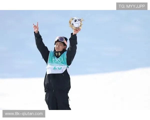 中国冰雪运动员苏翊鸣王者归来，单板滑雪大跳台世界杯背靠背夺冠